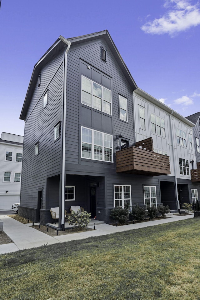 1476 Chatt City Way, Chattanooga, TN 37408 - rear view of property featuring a yard