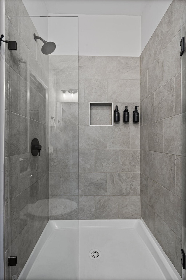 1476 Chatt City Way, Chattanooga, TN 37408 - bathroom with a tile shower