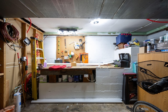 3707 Norma Dr, Chattanooga, TN 37412 - garage featuring a workshop area and concrete block wall