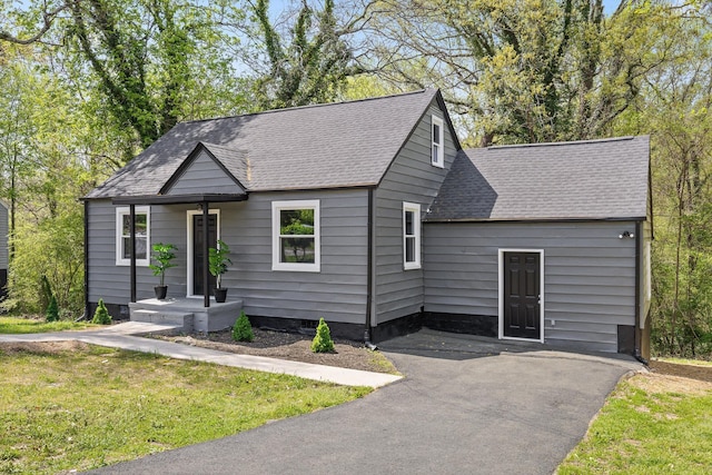3002 Peggy Ln, Chattanooga, TN 37404 - view of front of home with roof with shingles and a front lawn