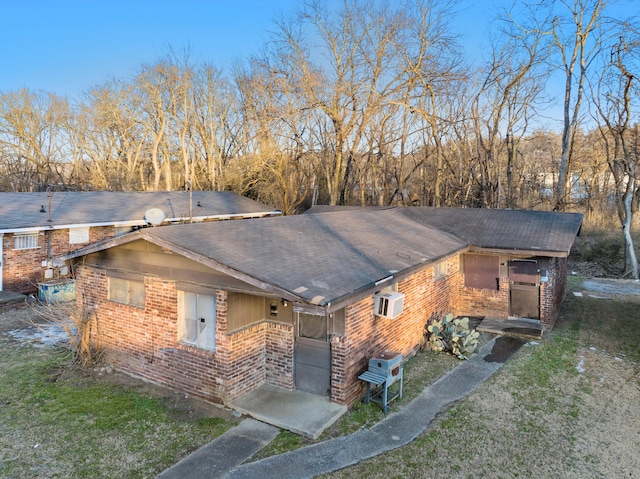 1716 S Kelly St, Chattanooga, TN 37404 - ranch-style home featuring brick siding, a shingled roof, and a front lawn