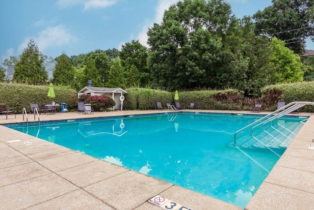 1103 Centennial Dr, Chattanooga, TN 37405 - community pool with a patio