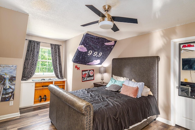 848 Skyline Park Dr, Signal Mountain, TN 37377 - bedroom featuring dark wood-type flooring, a textured ceiling, and a ceiling fan