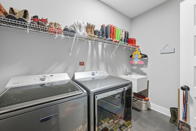 834 Dartmouth St, Chattanooga, TN 37405 - laundry area with washing machine and dryer and baseboards