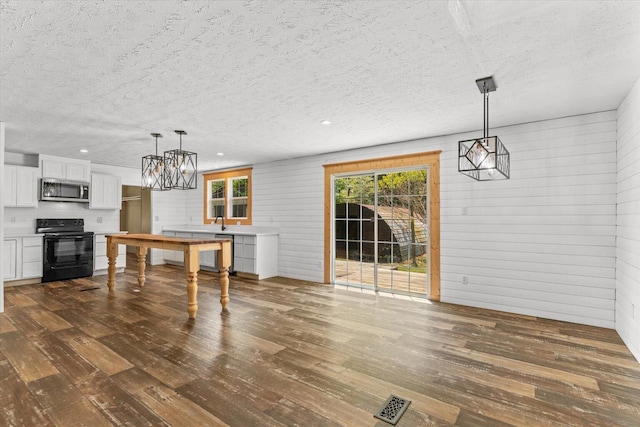 1483 Resaca Lafayette Rd NW, Resaca, GA 30735 - kitchen featuring stainless steel appliances, dark wood-style flooring, white cabinetry, a textured ceiling, and recessed lighting