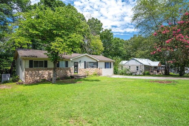 7635 Austin Dr, Chattanooga, TN 37416 - ranch-style house with stone siding and a front yard