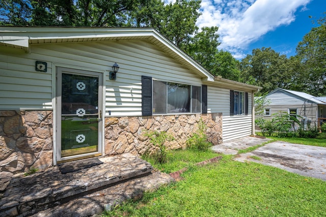 7635 Austin Dr, Chattanooga, TN 37416 - view of front facade with stone siding and a front lawn