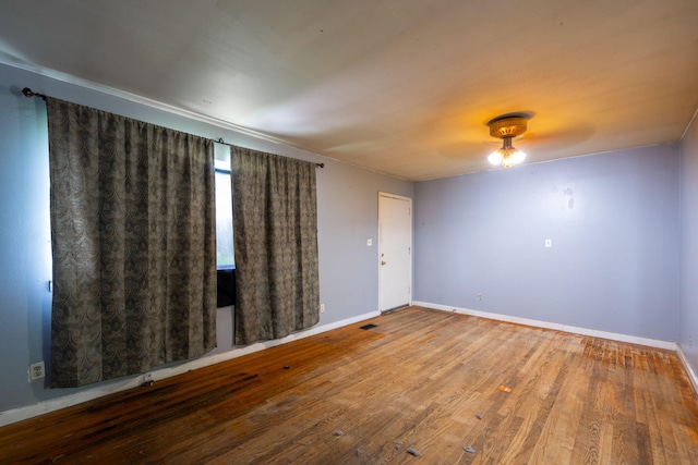 7635 Austin Dr, Chattanooga, TN 37416 - unfurnished room with wood finished floors and a ceiling fan