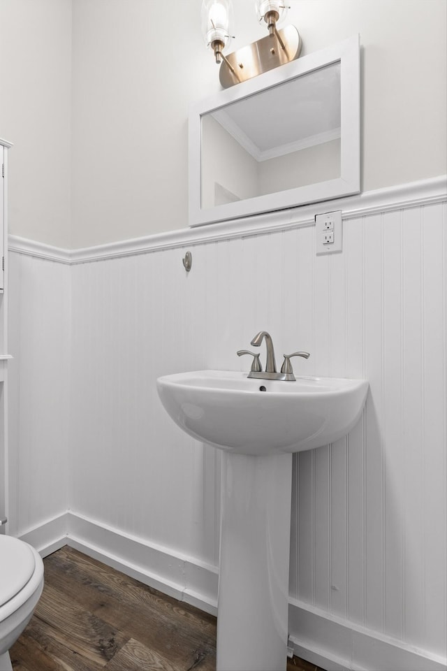 6863 Standifer Gap Rd, Chattanooga, TN 37421 - half bath featuring wood finished floors and a wainscoted wall