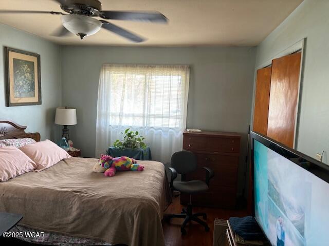 bedroom with ceiling fan