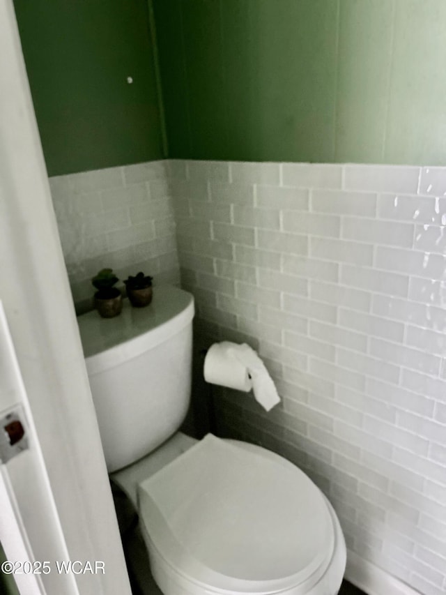 510 Rosewood Ave, Findlay, OH 45840 - half bathroom featuring tile walls and toilet
