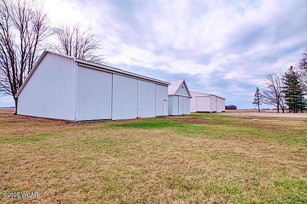 view of yard featuring an outbuilding