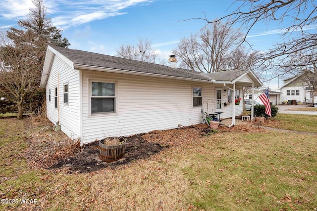 view of front of property featuring a front lawn