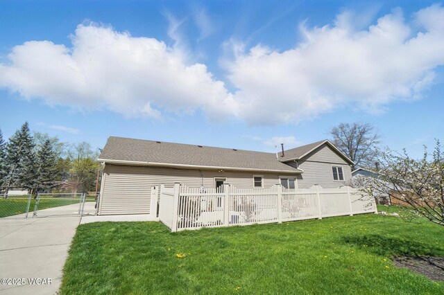 1543 Wonderlick Rd, Lima, OH 45805 - back of house featuring a lawn, a gate, and fence