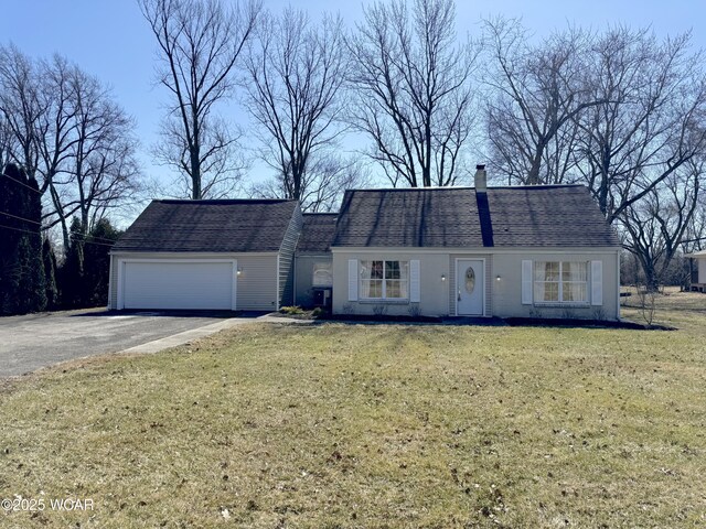 view of front facade with a garage and a front yard