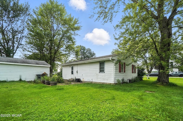 5176 Norfolk St, Lima, OH 45806 - back of property with a yard