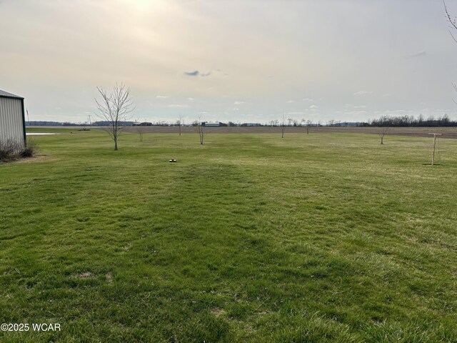 view of yard featuring a rural view