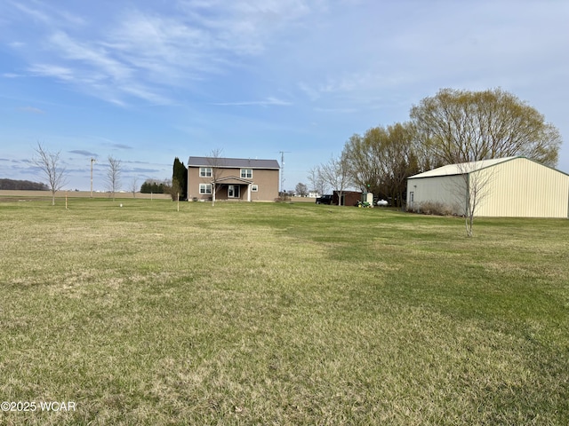 view of yard featuring an outdoor structure and a pole building