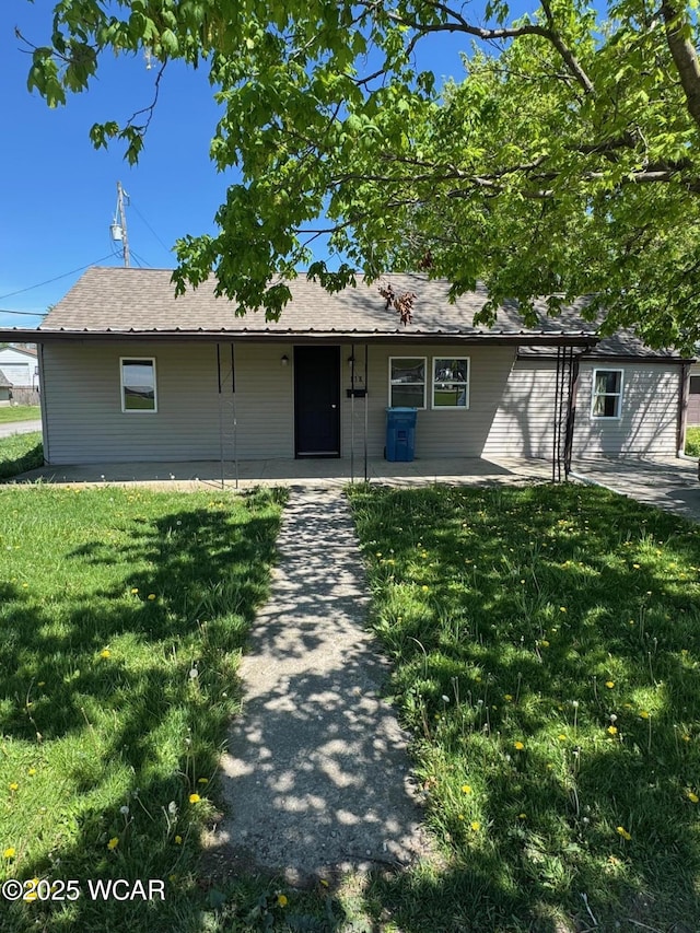 138 Letson Ave, Kenton, OH 43326 - single story home featuring a front lawn