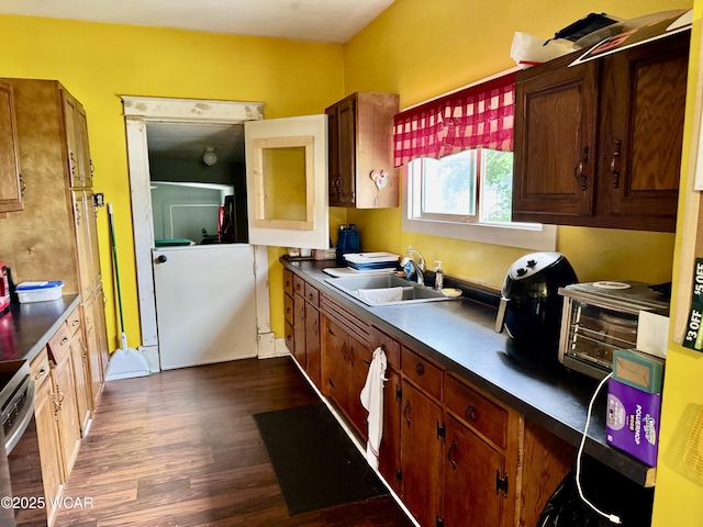 702 W Vine St, Lima, OH 45804 - kitchen with dark wood finished floors, dark countertops, and range