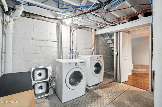 418 S Judkins Ave, Lima, OH 45805 - laundry area with washing machine and dryer and concrete block wall