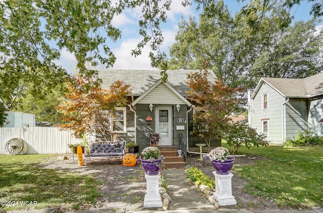 view of front of property with a front yard