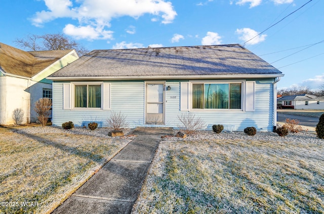 single story home featuring a front yard