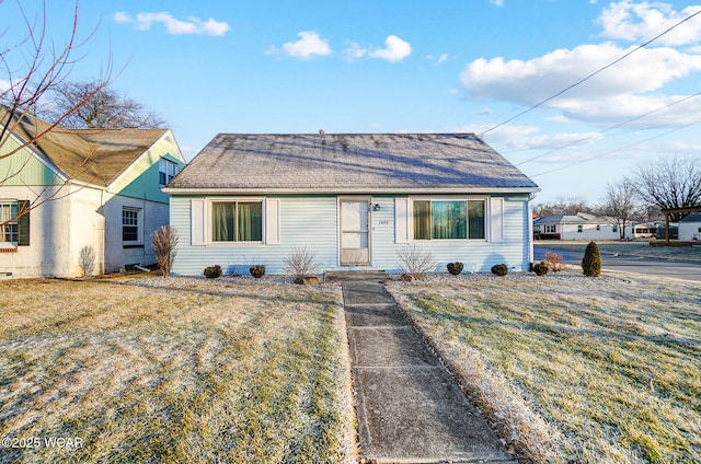 view of front of home featuring a front yard