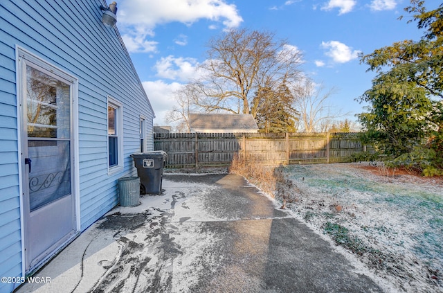 view of yard with a patio area