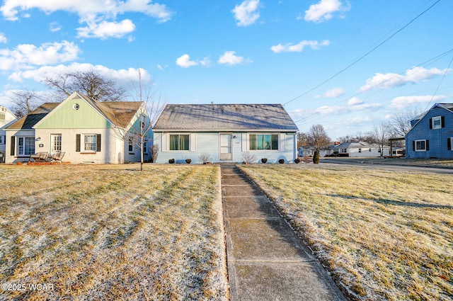 view of front of property featuring a front lawn