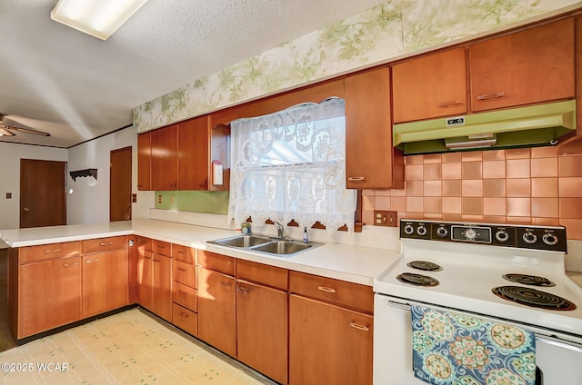 kitchen featuring white electric stove, sink, ceiling fan, kitchen peninsula, and a textured ceiling