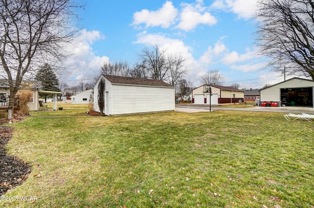 view of yard with a detached garage and an outdoor structure