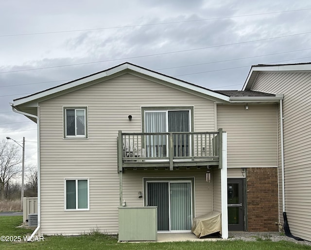 2275 N Cable Rd Unit 60, Lima, OH 45807 - back of house with a balcony
