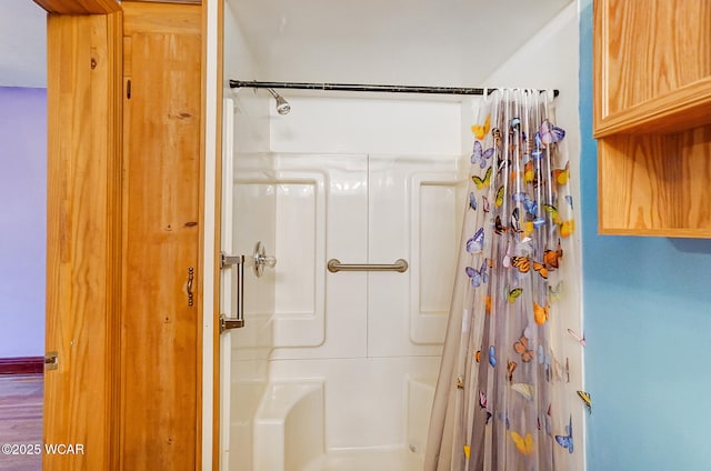 bathroom featuring a shower with shower curtain