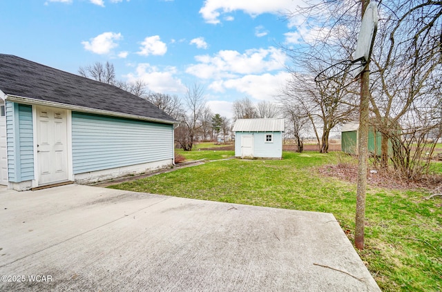 view of yard featuring an outbuilding and a storage shed
