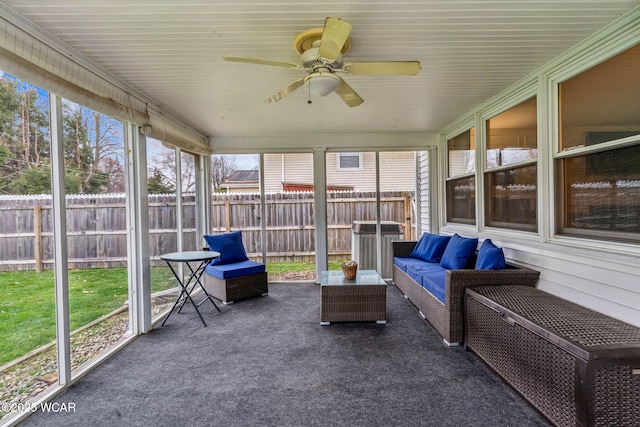 sunroom / solarium featuring outdoor lounge area and a ceiling fan