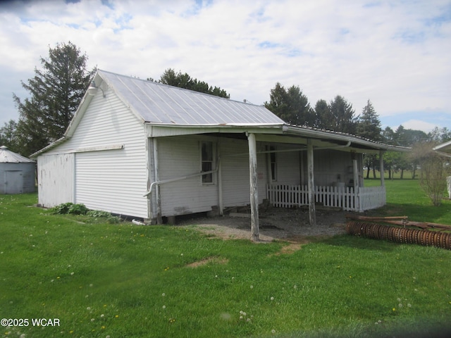 view of front of house featuring a front lawn and metal roof