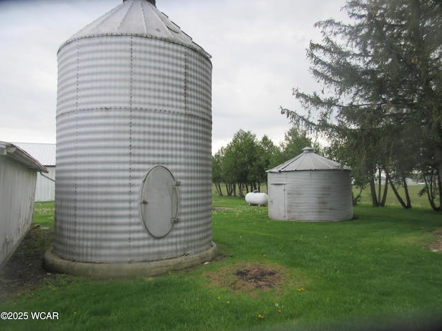 view of outdoor structure featuring an outbuilding