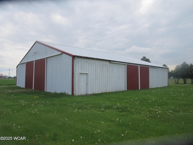view of pole building featuring a yard
