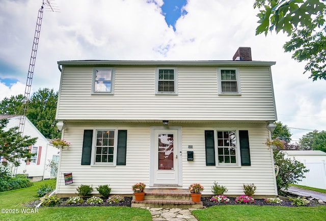 view of front of property featuring a front yard