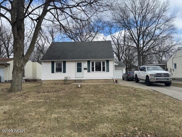 view of front of property with a front yard