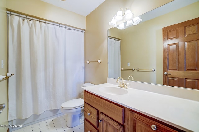 full bathroom featuring vanity, shower / bath combo with shower curtain, a chandelier, and toilet