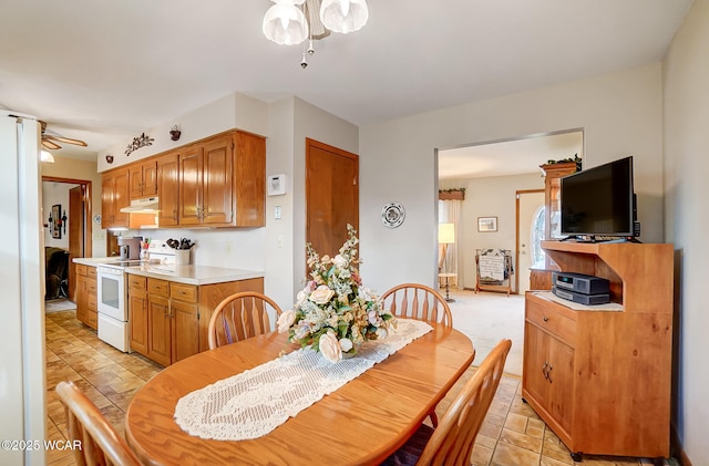 dining space with ceiling fan