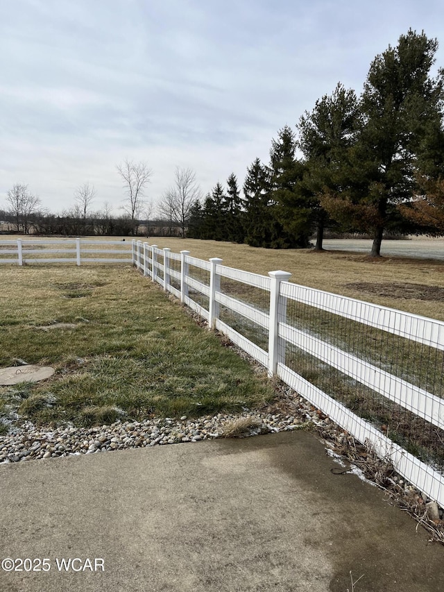 view of yard featuring a rural view