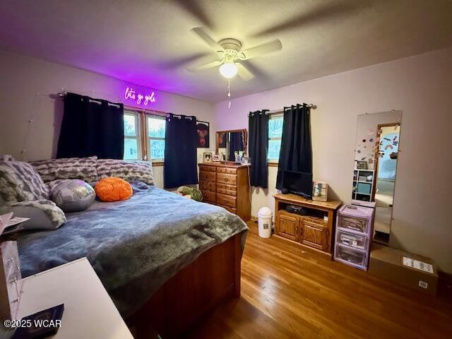 bedroom featuring wood finished floors and a ceiling fan