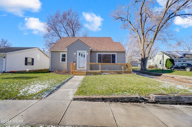 bungalow featuring a front yard