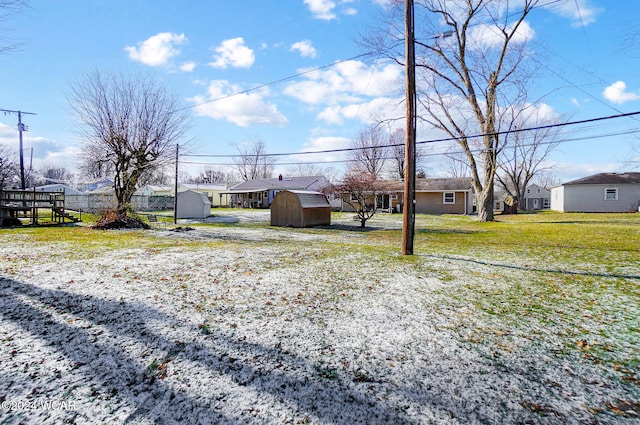 view of yard featuring a storage shed