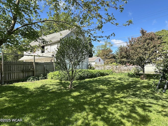 827 N Main St, Fostoria, OH 44830 - view of yard