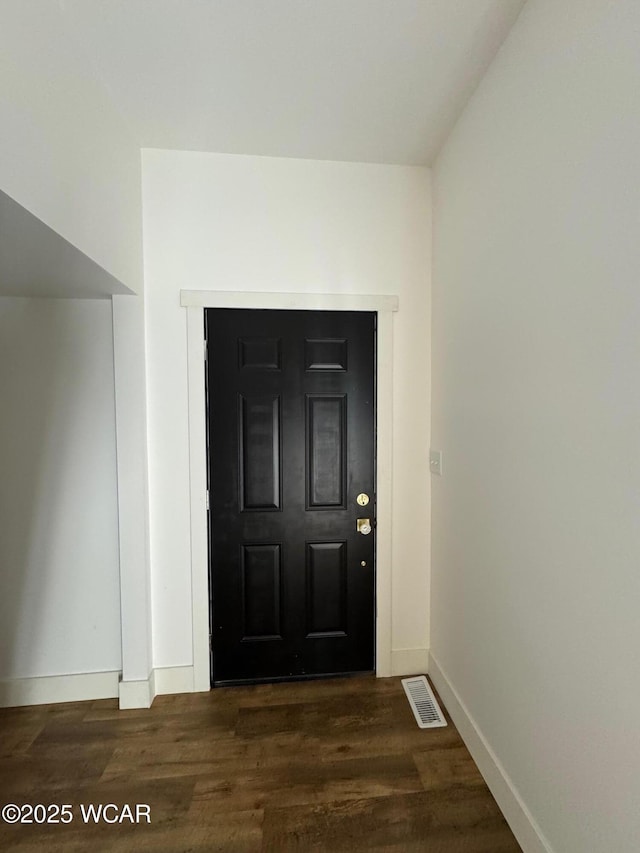 entryway featuring visible vents, baseboards, and dark wood-type flooring