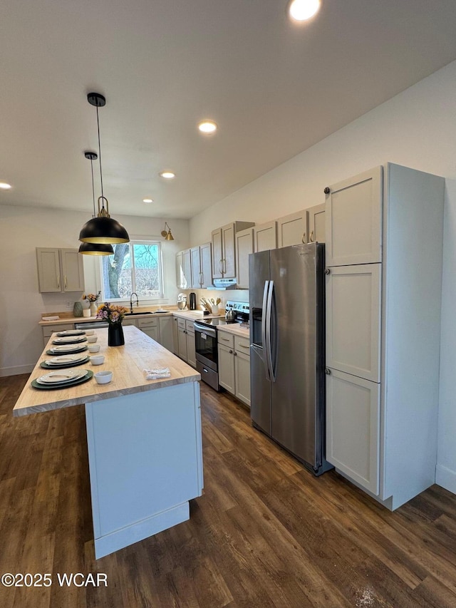 kitchen featuring stainless steel appliances, dark wood finished floors, and gray cabinets